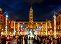 Folla festante in piazza a Genova per Capodanno 2025